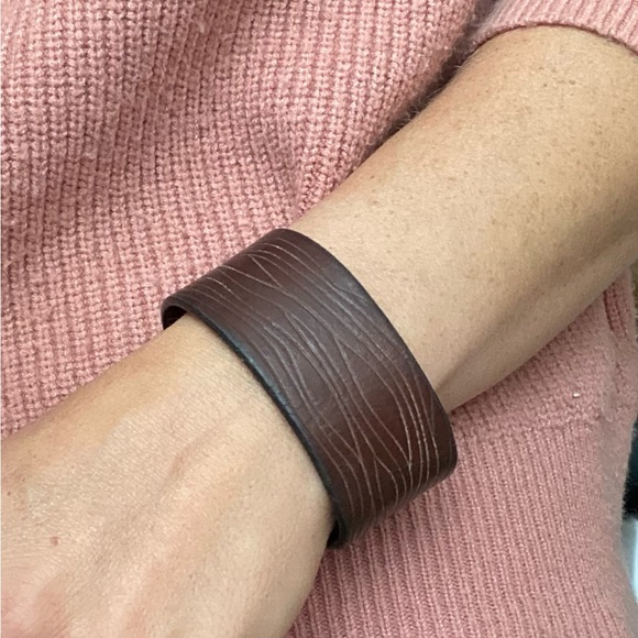 Handmade vegan leather feather bracelet with brown leather cuff. - Picture 4 of 5